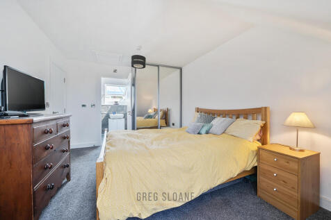 Bedroom 1 (w/ ensuite))