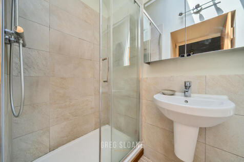 Ensuite to main bedroom