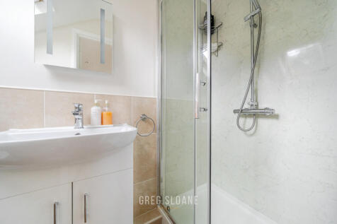 Ensuite to main bedroom