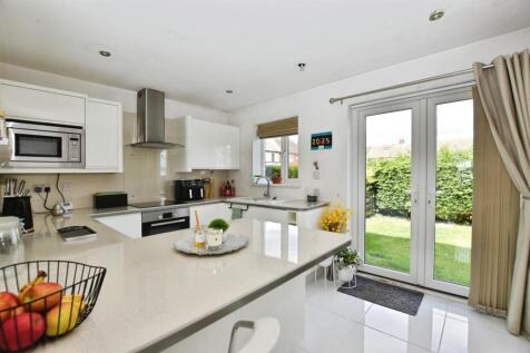 2468c1ce-kitche 20to 20gnd.JPG