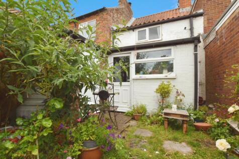 0489e5f6-garden 20patio 20a.JPG