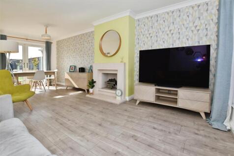 04aab721-lounge 20through.JPG