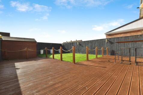 e194b592-garden 20deck.JPG