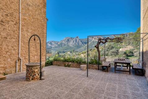 Aussenbereich mit Bergblick