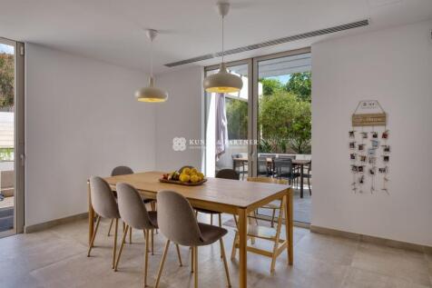 Essbereich mit Zugang zum Garten