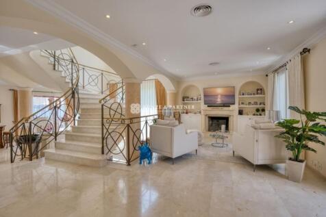 Eingangsbereich mit imposantem Treppenaufgang