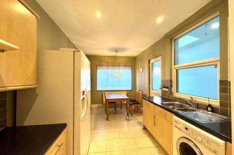 Kitchen / Dining Rom