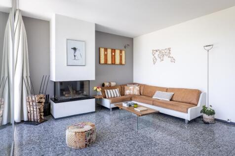 Lounge &amp; Fireplace