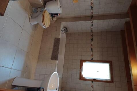 Middle bathroom