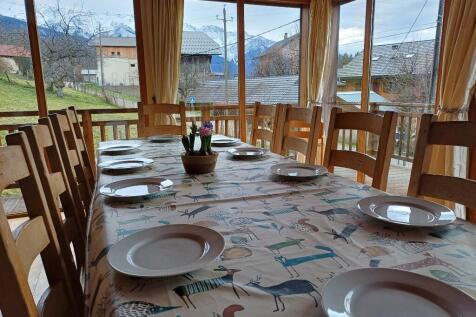 Dining to east