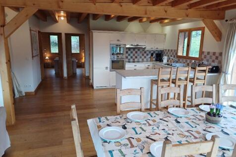 Dining to kitchen