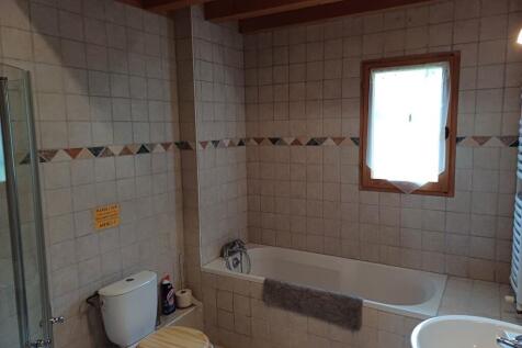 Middle bathroom