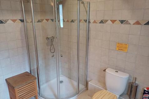 Middle bathroom