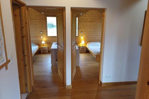 Hall to bedrooms