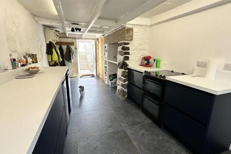 Kitchen 2.jpg
