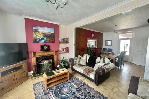 LIVING ROOM / DINER