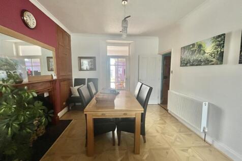 LIVING ROOM / DINER
