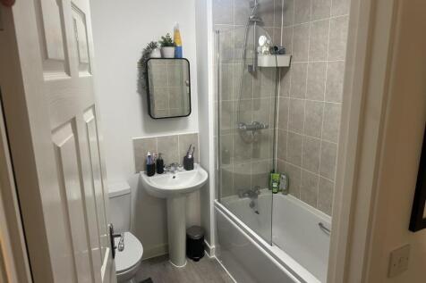 34 Kew Vara Bathroom.JPEG