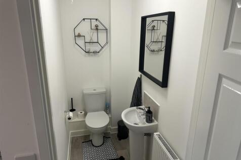 34 Kew Vara Downstairs Toilet.JPEG
