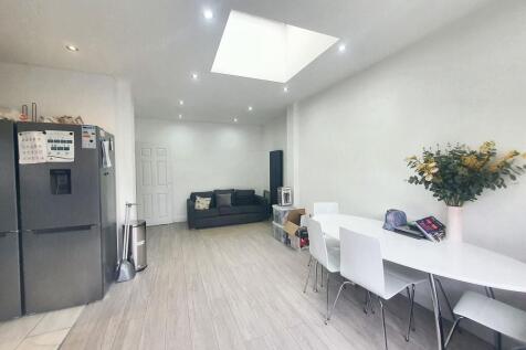 COMMUNAL LIVING ROOM