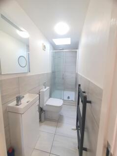 ROOM 5 - ENSUITE