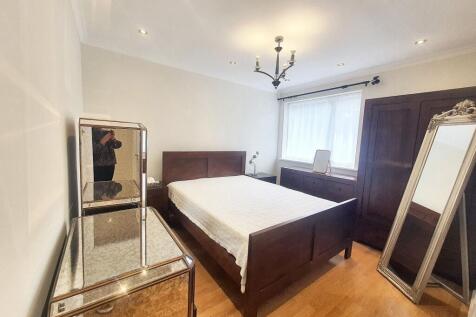 DOUBLE BEDROOM