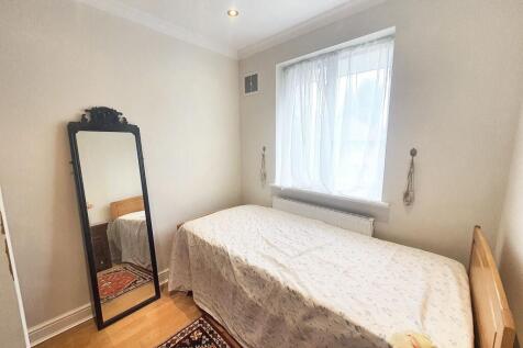 SINGLE BEDROOM