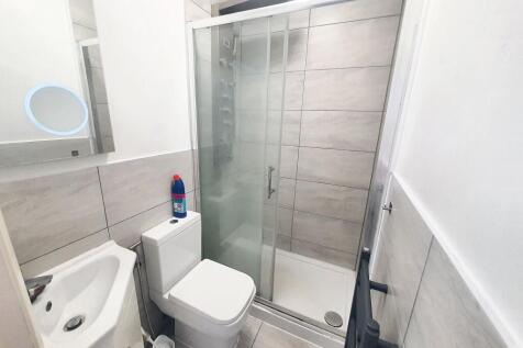ROOM 4 - ENSUITE