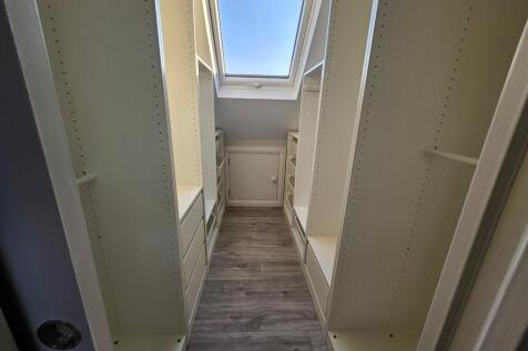 BED 5 / WALK IN CLOSET