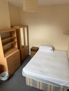 Upstairs middle bedroom 