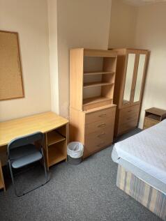 Upstairs middle bedroom 