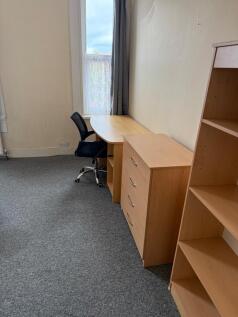 Upstairs front bedroom 