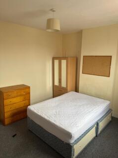 Upstairs front bedroom 