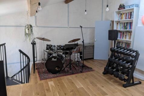 Rear bedroom/studio