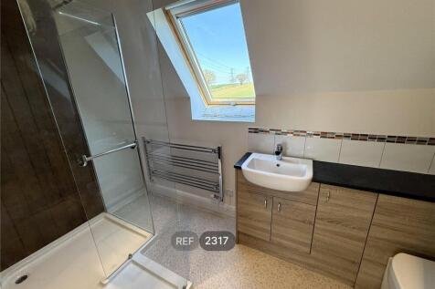 En suite bathroom 2