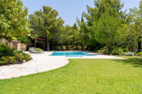 Lawn on Pool level