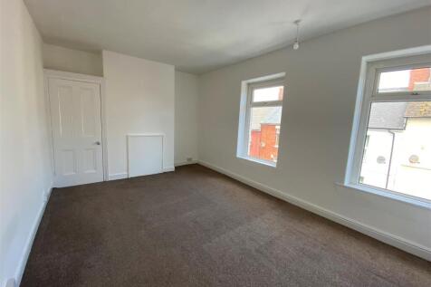 21 Phyllis Street - front bedroom.jpg