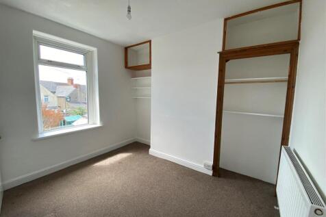 21 Phyllis Street - rear bedroom.jpg