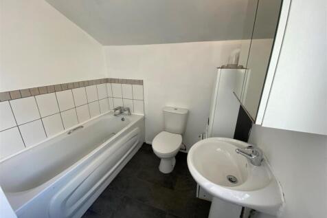 21 Phyllis Street - bathroom.jpg