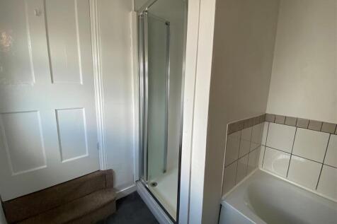 21 Phyllis Street - bathroom 2.jpg