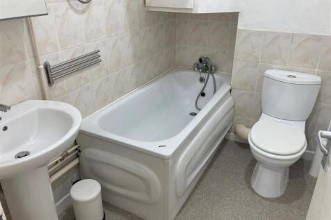 100 Connaught Road - bathroom 3.jpg