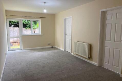 3 Maplewood Court - living room.jpg