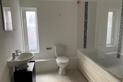 86 High Street - bathroom.jpg