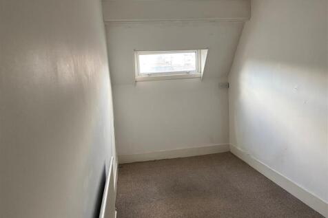 86 High Street - small bedroom.jpg