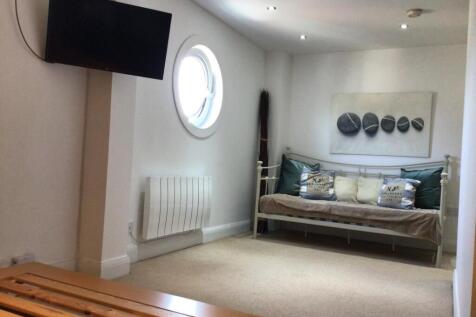 17 Amorella House - bedroom 1 (2).jpg