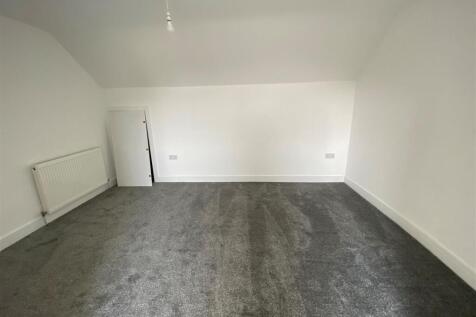 309FF Holton Road - top bedroom.jpg