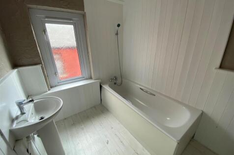 181 Barry Road FF - bathroom.jpg