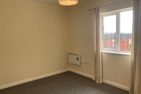 24 Ty Capstan - main bedroom.jpg