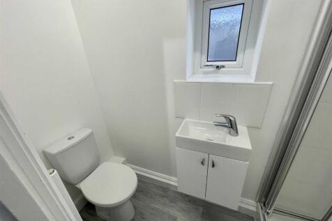 23 Kingsland Crescent - shower room 2.jpg