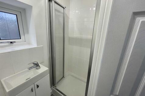23 Kingsland Crescent - shwer room.jpg